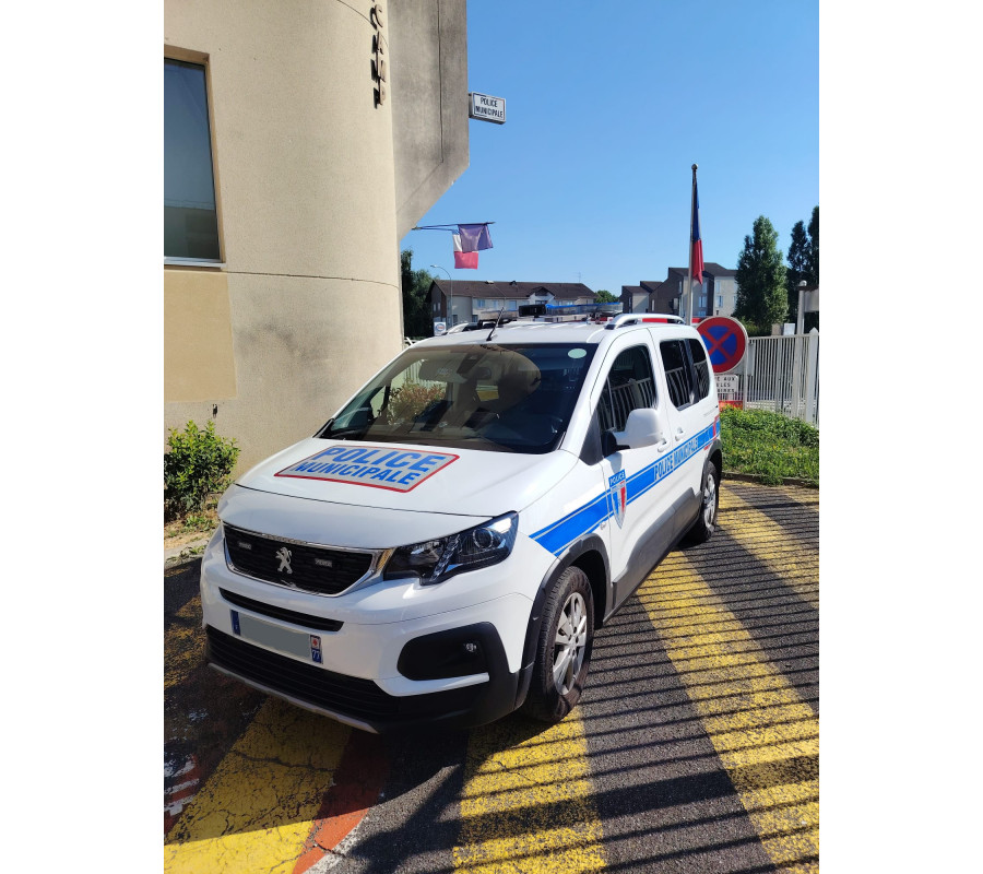 PEUGEOT RIFTER 1.2 PURETECH 130 S&S  EAT8 25/11/2021 environ 91.000 Kms équipé POLICE MUNICIPALE