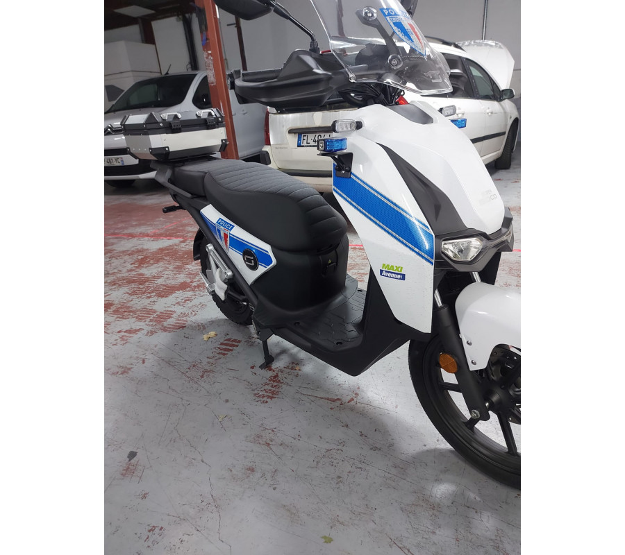 Location à la semaine  VMOTO e-Scooter Electrique CPX EXPLORER ABS équipé Police Municipale