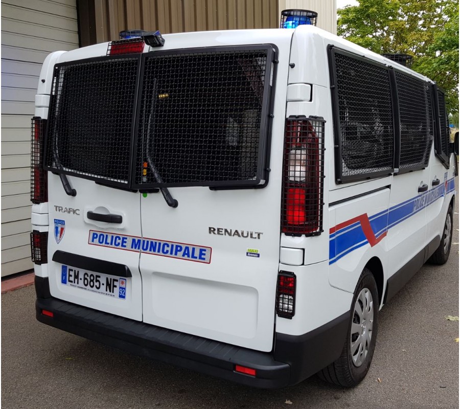 Fabrication sur mesure de protèges vitre grillagés peinture époxy noire satinée