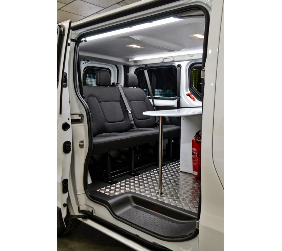 Aménagement - Siège passager avant rot. - habillage de la partie fourgon - 3 sièges homologués - tablette - coffre - 1 cyno