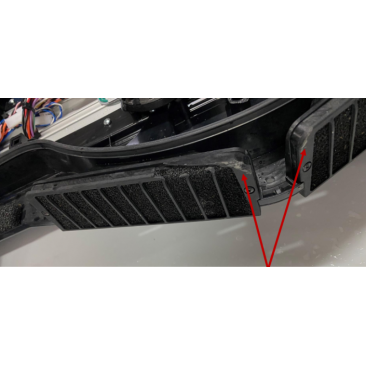 Fond plat avec point de fixation + carénage haut parleur + coiffe centrale bleue